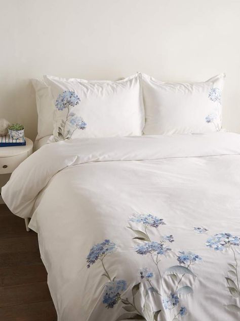 Hydrangea Embroidery, Elegant Duvet Covers, Small Dream Homes, Embroidery Bedding, Embroidered Duvet Cover, King Duvet Set, Contemporary Duvet Covers, Embroidered Bedding, Bedding Stores