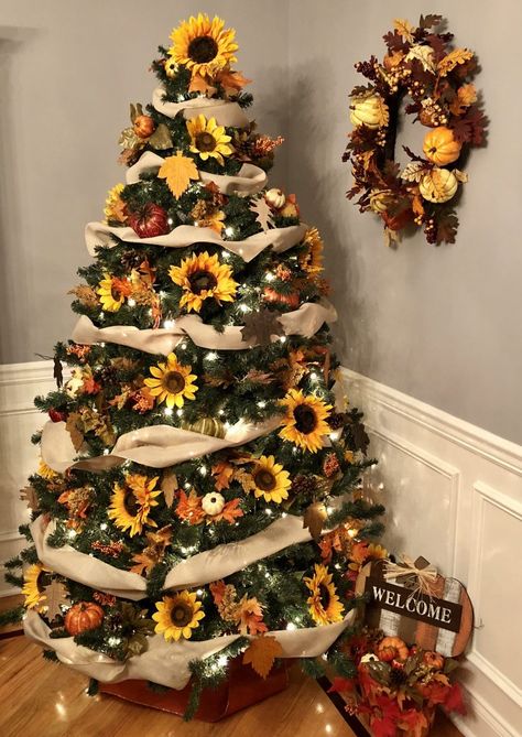 Fall Christmas Tree, Green Christmas Tree Decorations, Thanksgiving Tree, Burlap Christmas Tree, Summer Christmas, Traditional Christmas Tree, Burlap Christmas, White Lights, Rustic Christmas Tree