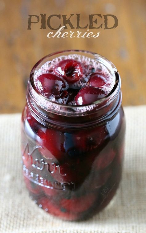 Cherry Recipes Dessert, Pickled Fruit, Pickled Cherries, Cherry Desserts, Pickled Veggies, Cherry Recipes, Blueberry Jam, Sem Lactose, Pickling Recipes