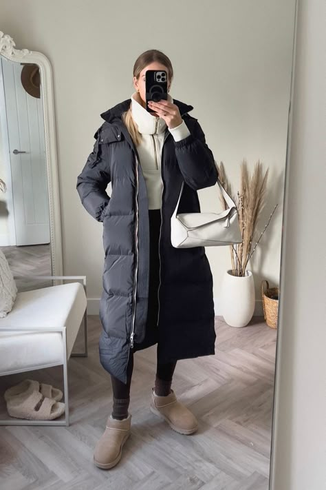 Long Puffy Coat Outfit Winter, Winter Outfits With Long Puffer Jacket, Arket Down Puffer Coat, Black Puffa Jacket Outfit, Full Length Puffer Coat, Oversized Long Puffer Jacket Outfit, Black Padded Coat Outfit, Long Down Coat Outfit, Black Puffer Coat Outfit Winter