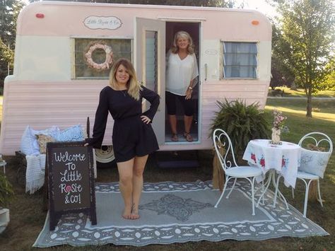 Little Rosie & Co. mobile salon takes beauty everywhere Caravan Beauty Salon Ideas, Caravan Beauty Salon, Mobile Beauty Salon Van, Shed Beauty Salon Ideas, Mobile Hair Salon Van, Nail Salon Shed, Mobile Salon Ideas, Beauty Shed Salon, Beauty Shed Salon Ideas