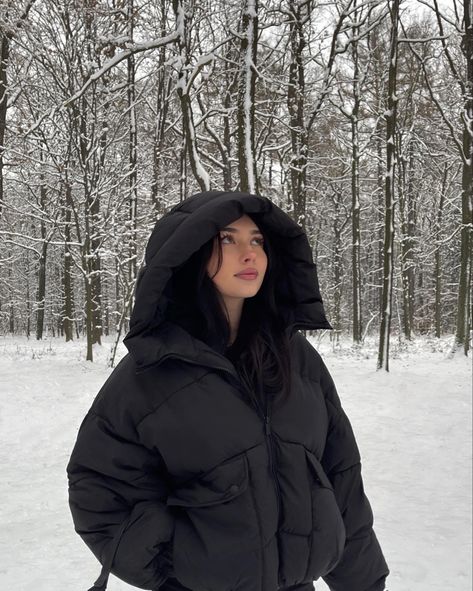 Anastasia Allen Icebreaker, Anastasia Allen, Winter Vacation Outfits, Snow Photoshoot, Hamptons Coastal, Aesthetic Ootd, Snow Pictures, Snow Trip, 사진 촬영 포즈