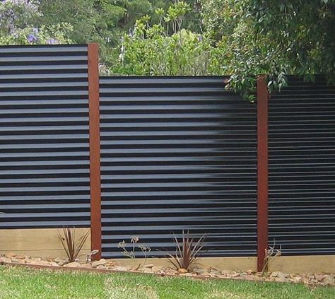 Corrugated metal privacy fence                                                                                                                                                      More Gard Modern, Pagar Modern, Cheap Privacy Fence, Corrugated Metal Fence, Små Rum Lidt Plads, Diy Privacy Fence, Metal Fence Panels, Black Fence, Privacy Fence Designs