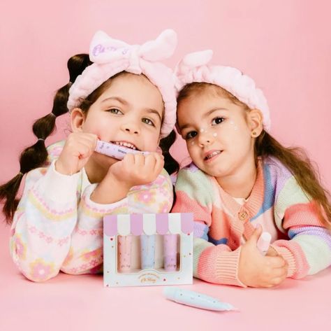 Gorgeous new brand @ohflossyofficial ✨ Have created playful collections for the younger ones that are ‘handmade, Australian kids play makeup and tween skincare using all natural ingredients and safe formulas.’ #iwantineed #iwantineedechuca Cotton Candy Grapes, Hypoallergenic Makeup, Apply Lip Gloss, Play Makeup, Natural Lip Gloss, Safe Skincare, Tiny Hands, Shimmer Shine, Kids Makeup