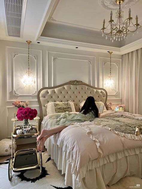 Luxury Bedroom Design Classy, Fancy Bedroom, Classy Rooms, Luxury Room Bedroom, Classy Bedroom, Luxury Bedroom Design, Dekorasi Kamar Tidur, Casa Vintage, Classic Bedroom