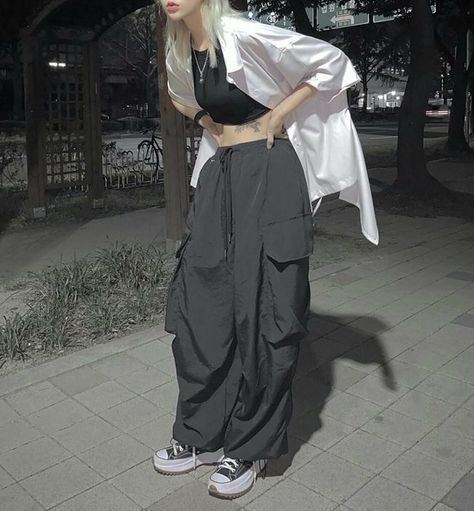 cargo oversized shirt black grey grunge kfashion style minimal casual warm converse outfits Oversized Outfit Aesthetic, Oversized Outfit Ideas, Black Joggers Outfit, Black Shirt Outfits, Grey Pants Outfit, Oversized Shirt Outfit, Oversize Outfit, Cargo Outfit, Converse Outfits