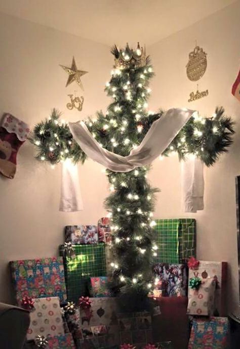 Cross Instead Of Christmas Tree, Diy Outdoor Christmas Cross, Cross Tree Christmas, Manger Christmas Tree, Cross Christmas Decorations, Cross Christmas Tree Diy, Christian Christmas Tree Ideas, Diy Christian Christmas Decorations, Christmas Altar Decorations Church