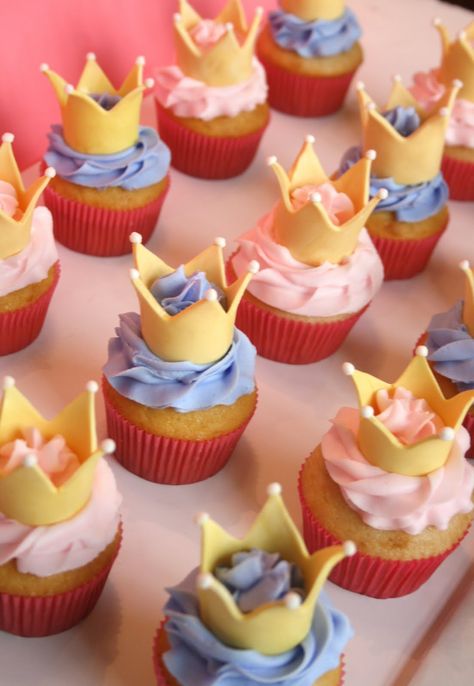 Royalty cupcakes for your prince/ss or for a Zeta Tau Alpha #ZTA Princess Party Cupcakes, Cupcakes Princesas, Purple Princess Party, Princess Peach Party, Crown Cupcake Toppers, Deco Cupcake, Royal Birthday Party, Peach Cupcakes, 4de Verjaardag