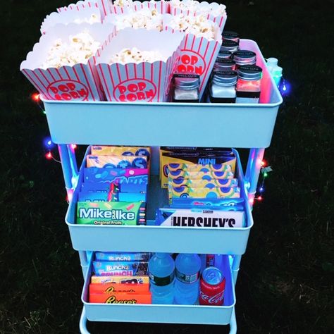 Outdoor movie cart idea Movie Night Cart, Movie Snack Cart, Party Snack Cart, Snack Cart Ideas For Home, Movie Night Decorations Indoor, Movie Cart, Snacks Cart, Movie Room Diy, Kids Movie Party