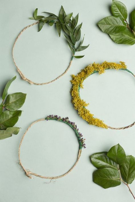 How to Make A Lovely Natural Crown petitandsmall.com... Nature Accessories, Midsummer Nights Dream Party, Diy Nature, Hantverk Diy, Green Princess, Natural Accessories, Minimalist Flower, Floral Crowns, Sacred Spaces