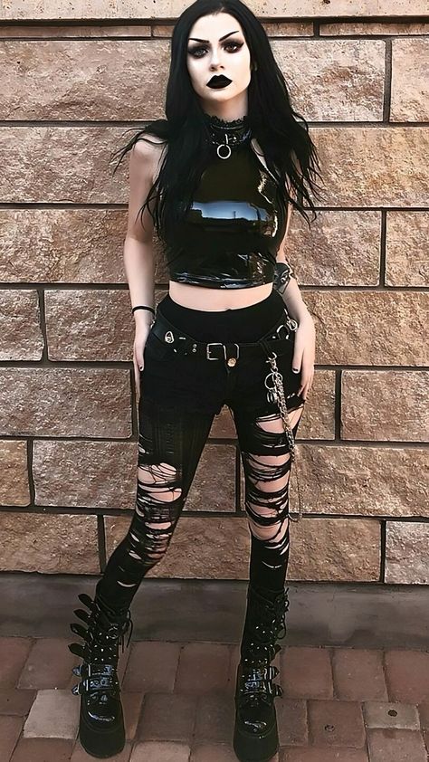 Goth Metal Outfit, Metalhead Girl Outfits, Metal Girl Outfit, Hot Goth Outfits, Rocker Girl Outfits, Gothic Hairstyle, Bold Hairstyles, Metalhead Fashion, Chica Dark