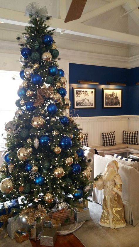 EASY to DIY 50 BLUE Christmas Decor ideas Ravenclaw Christmas Tree, Pfp Aesthetic Christmas, Christmas Pfps Aesthetic, Blue Christmas Tree Decor, Blue Christmas Decor Ideas, Christmas Pfp Aesthetic, Hospital Lobby, Christmas Pfps, Christmas Tree Colour Scheme