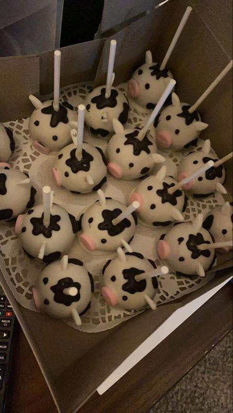 Cowprint Birthday Party Ideas, Cute Country Birthday Cakes, Cow Birthday Party Cake, Cow Print Cookie Cake, Rodeo Birthday Desserts, Western Cakepops, Sweet 16 Cow Theme, Cow Deserts, Cow Sweet 16 Party Ideas