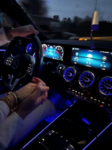 Mercedes S Class Interior, Couple In Car, Mercedes Benz Interior, Amazing 3d Tattoos, Mercedes Interior, Mercedes Wallpaper, مرسيدس بنز, Luxury Couple, Mercedes A Class