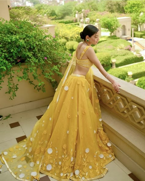 Haldi Bridal Outfit, भारतीय दुल्हन संबंधी, Stylish Lehenga, Haldi Dress, Haldi Outfits, Trendy Outfits Indian, Latest Bridal Lehenga, Handmade Fabric Bags, Wedding Lehenga Designs