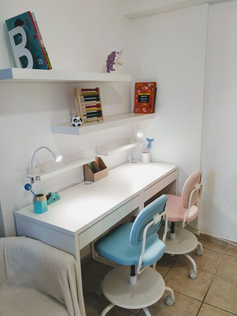 Ikea Desk For Two Kids, Ikea Double Desk Hack Kids, Ikea Desk Micke Ideas, Shared Desk Kids, Ikea Desk For 2, Ikea Desk Kids Room, Ikea Desk Kids, Bureau Micke Ikea, Escritorio Ikea Ideas