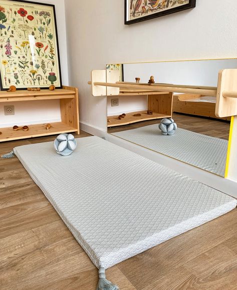 A Baby – Manine Montessori Montessori Pull Up Bar, Montessori Nursery Ideas, Montessori Playroom Ideas, Playroom Montessori, Montessori Toddler Rooms, Montessori Infant Room, Montessori Nursery, Montessori Bedroom, Montessori Playroom