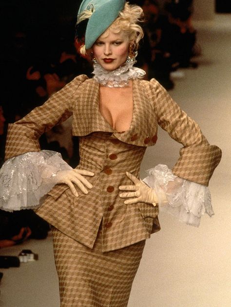 '90s Supermodels: 35 Photos That Still Give Us Outfit Insp | Who What Wear UK Vivienne Westwood Fashion, Designs Clothes, Fashion 60s, Eva Herzigova, 90s Runway Fashion, Runway Fashion Couture, Fashion 90s, 90's Fashion, Estilo Punk