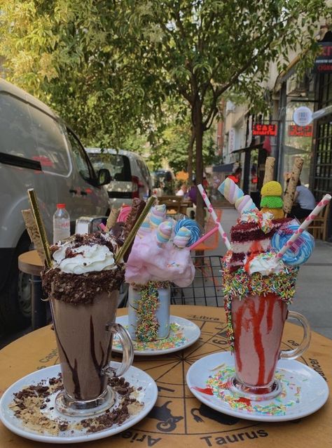 Mini Cafeteria, Milkshake Drink, Milkshake Bar, Desserts In A Glass, Sweet Cafe, Chocolate Dishes, Colorful Desserts, Candy Drinks, Yummy Alcoholic Drinks