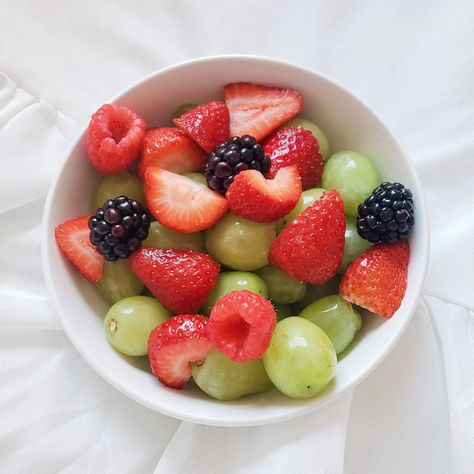 fruit bowl (grape-strawberry-raspberry-blackberry) Pretty Fruit Bowl, Aesthetic Fruit Bowl, Fruit Bowl Aesthetic, Grapes And Strawberries, Strawberries And Grapes, Grape Snacks, Healthy Lunch Snacks, Smoothie Drink Recipes, Raspberry Fruit