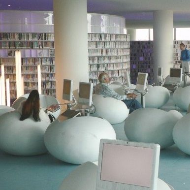 Public Libraries Are Not A Thing Of The Past Public Library Design, Unique Library, Egg Chairs, Dream Library, Library Architecture, Library Furniture, Modern Library, Design Library, Ancient Buildings