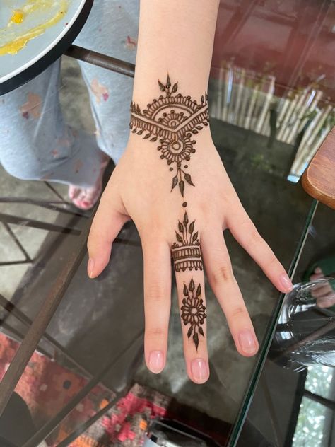 Celebrate the art of henna tattoo designs, where every line, dot, and swirl has a purpose. Ideal for those looking to adorn their body with designs that are both meaningful and beautiful. A perfect blend of tradition and modernity. #hennadesign #mehndi #henna #mehendi Henna Party Designs, Hana Tato, Small Hand Henna, Henna Station, Motif Henna, Mehndi Easy, Mehendi Tattoo, Simple Henna Designs Hand, Small Henna Designs