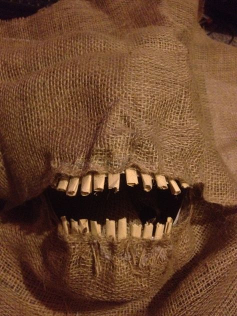 Diy Scary Mask, Diy Scarecrow Costume, Diy Halloween Masks, Scarecrow Mask, Scary Scarecrow, Strašidelný Halloween, Diy Scarecrow, Dekorasi Halloween, Scarecrow Costume