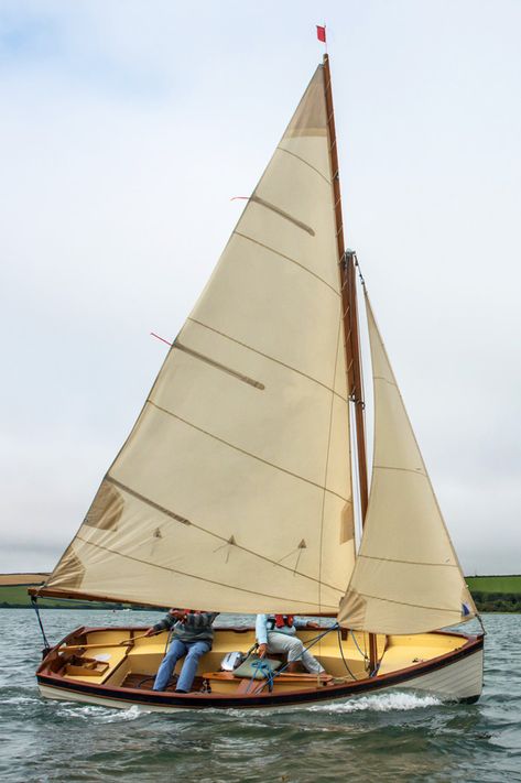 Small Sailboats For Sale, Dinghy Sailboat, Sailboat Plans, Sailing Dinghy, Wooden Sailboat, Small Sailboats, Classic Sailing, Wooden Boat Building, Sailboat Design