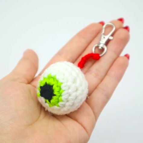 6 Minute Scrap Eyeball Amigurumi - Free Crochet Pattern Crochet Globe, Crochet Eyeball, Crocheted Accessories, Crochet Pour Halloween, Halloween Keychain, Free Amigurumi Crochet Patterns, Crochet Eyes, Keychain Crochet, 4mm Crochet Hook