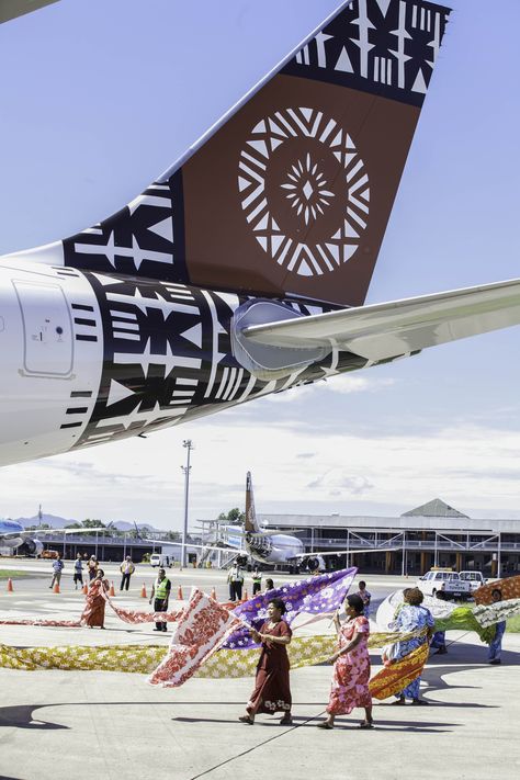 Women of Fiji Airways and Yasawa wrap the just-arrived aircraft with colourful fabric as part of the traditional Fijian welcome ceremony. Fiji Tattoo, Poly Pride, Fiji Airways, Fiji Culture, Fly To Fiji, Ilmu Ekonomi, Plane Art, Fiji Beach, Polynesian Islands