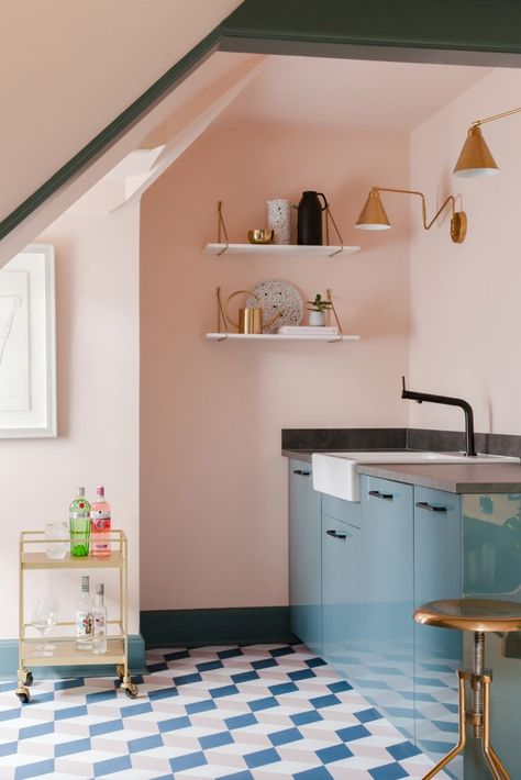 Pink and green kitchen with modern flooring. High Gloss Kitchen Cabinets, Pink Kitchens, Gloss Kitchen Cabinets, High Gloss Kitchen, Gloss Kitchen, Cabinet Paint Colors, High Gloss Paint, Kitchen Wall Colors, Cute Dorm Rooms