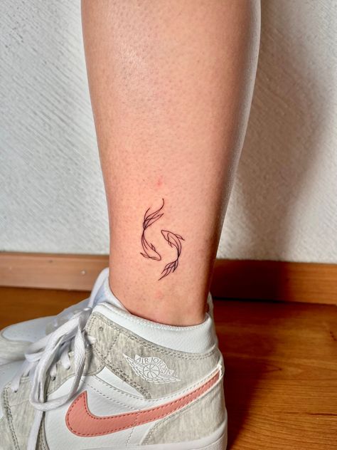 Tatuaje línea fina, tattoo fineline, tatuaje femenino, ideas tatuaje peces línea fina animales tatuaje, fish tattoo fishes, petite tattoo Koi Fish Minimalist Tattoo, Wolf Alice Tattoo, Ying Yang Koi Fish Tattoo, Eva Tattoo, Coy Fish Tattoos, Small Fish Tattoos, Tattoos Inspos, 2024 Tattoo, Maching Tattoos