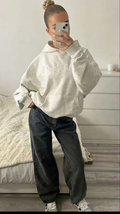 Fall California, Grey Sweater Outfit, Australian Winter, T Shirt Outfits, Look Adidas, Preppy Sweater, Y2k Sweater, Outfit Inspo Casual, Sweater Outfit