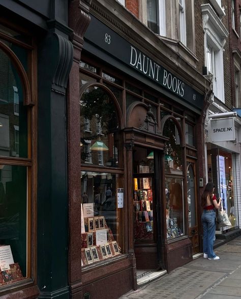 book store, vintage, daunt books Old Bookstore Aesthetic Vintage, Daunt Books Aesthetic, Old Book Shop, Vintage Book Store, Book Store Aesthetic, Daunt Books, Study Abroad Travel, Life After High School, London Fall