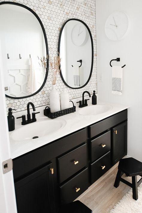 Kids Bathroom Renovation, Small Bathroom Wallpaper, Small Bathroom Makeover, Bathroom Redesign, Black Vanity, Bathroom Remodel Designs, Boys Bathroom, Bathroom Inspiration Decor, Small Bathroom Ideas