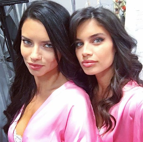 Adriana Lima and Sara Sampaio Victoria Secret Runway, Victoria Secret Models, Vs Fashion Shows, Vs Models, Sara Sampaio, Model Aesthetic, Victoria Secret Fashion, Victoria Secret Angels, Grand Palais