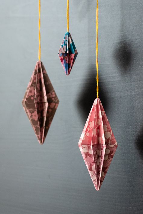 Origami Tree Decorations, Origami Christmas Garland, Japan Christmas Decoration, Easy Origami Christmas Ornaments, Origami Christmas Ornaments Tutorial, Origami Christmas Tree Ornaments, Origami Christmas Ornaments Diy, Origami Christmas Trees, Easy Origami Ornaments