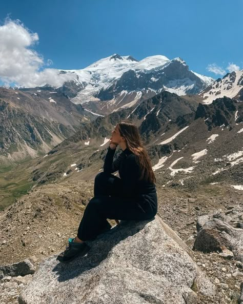 Posing In Nature, Camping Picture Ideas, Nature Life Aesthetic, Mountain Pictures Poses, Mountains Photo Ideas, Girl In Mountains, Hiking Poses, Mountain Photo Ideas, Mountain Pics