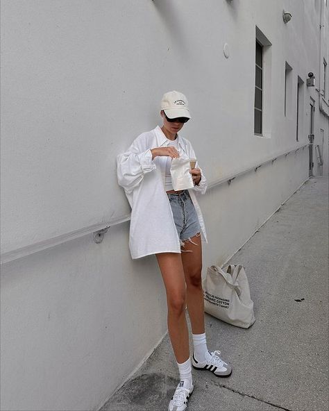 Victoria Törnegren (@victoriatornegren) • Instagram photos and videos White Blouse Outfit, Island Outfit, Miami Outfits, Blouse Outfit, Shirts Blouses, Casual Fits, Oversized Fits, Shirt Outfit, Spring Summer Fashion