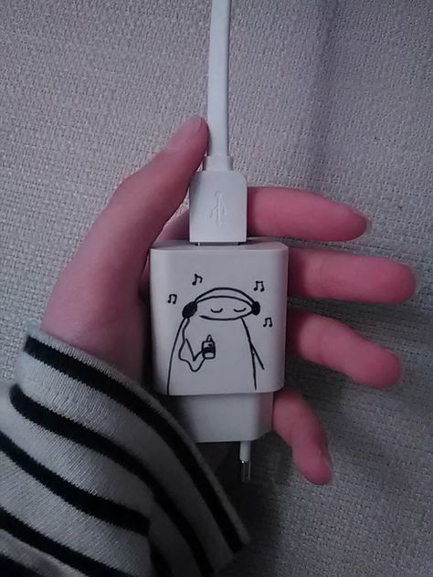 Drawing On Charger, Phone Charger Painting Ideas, Paint Charger Cube, Charger Painting Ideas, Charger Art, Charger Ideas, Creativity Ideas, Doodles Drawings, Easy Diy Gifts