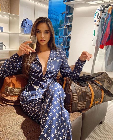 Ines Klara Fashion on Instagram: “Mood 🥂 @fashion__language 💕 Cr @carina” Louis Vuitton Clothes Women, Louis Vuitton Outfits Women, Louis Vuitton Outfit, 00s Mode, Fake Designer Bags, Replica Designer Handbags, Designer Replica, Dior Handbags, Todays Outfit