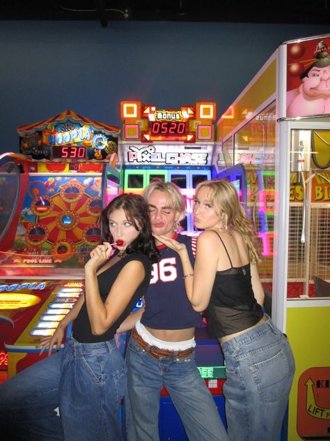 how to pose with friends Summer Arcade Outfits, Arcade Fits Aesthetic, Outfit For Arcade, Arcade Pose Ideas, Arcade Outfit Ideas Date, Arcade Photo Ideas, Arcade Instagram Pictures, Summer Birthday Photoshoot Ideas, Arcade Fit