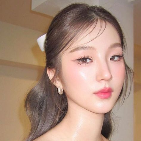 Hair Graduation Ideas, Makeup Looks Korean, Korean Bridal Makeup, Elegant Makeup Looks, Graduation Look Makeup, Korean Wedding Hair, Korean Wedding Makeup, Aesthetic Makeup Looks, Asian Wedding Hair