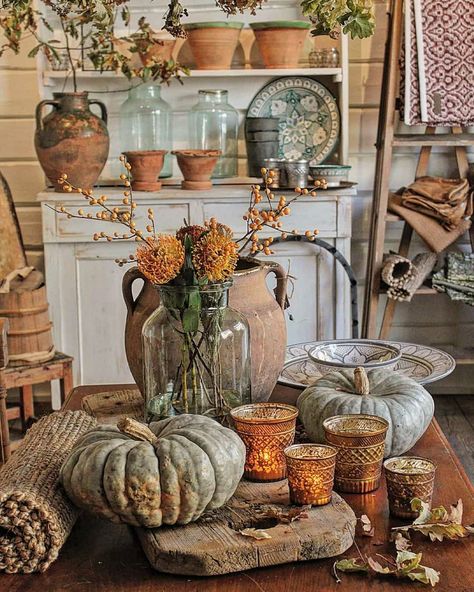 Fall House Decorations, Vintage Booth Display, Vibeke Design, Cottage Decor Farmhouse, Thanksgiving Inspiration, Fall Deco, Autumn Decorating, Fall Tablescapes, Fall Table Decor