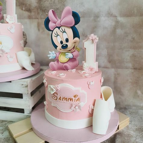 Minnie Mouse Birthday Cake Ideas, Baby Minnie Mouse Cake, Pastel Minnie Mouse, Minnie Mouse Cakes, Mickey And Minnie Cake, Minnie Mouse Birthday Party Decorations, Mickey Mouse Themed Birthday Party, Minnie Mouse Birthday Cakes, Mickey Cakes