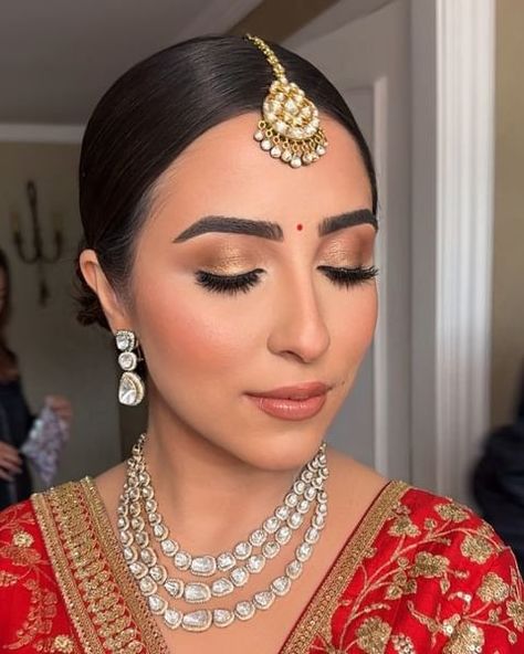 Instagram Minimalist Indian Bride Makeup, White Saree Eye Makeup, Bridal Look Makeup Indian, Indian Wedding Bride Makeup, Engagement Bride Makeup Indian, India Bride Makeup, Soft Bridal Makeup Indian, Roka Makeup Look, Simple Wedding Makeup Indian