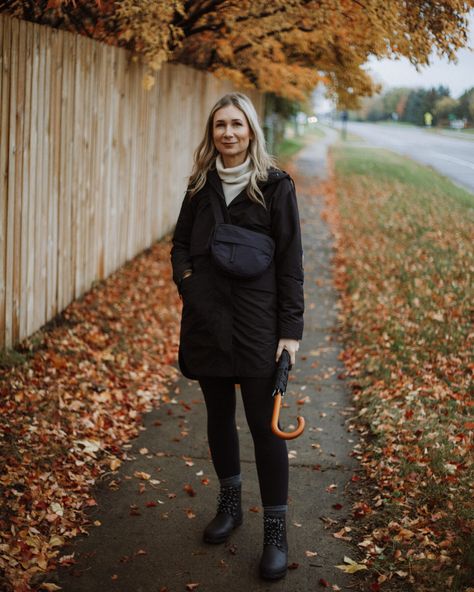 Black Rain Jacket Outfit, Rainy Winter Outfit, Rainy Day Work Outfit, Rainy Weather Outfits, Casual Rainy Day Outfit, Rainy Day Outfit Winter, Rainy Day Outfit Casual, Cold Rainy Day Outfit, Stylish Raincoats