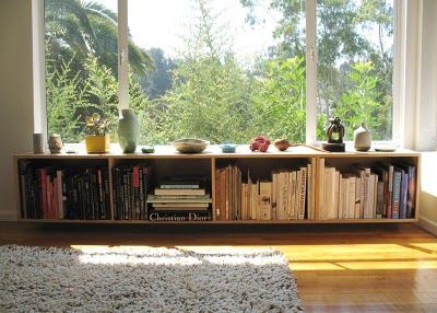 bookshelf plants Cozy Reading Room, Horizontal Bookcase, Low Bookshelves, Low Bookcase, Waka Waka, Window Benches, Bookshelves Diy, Book Shelves, Window Seat