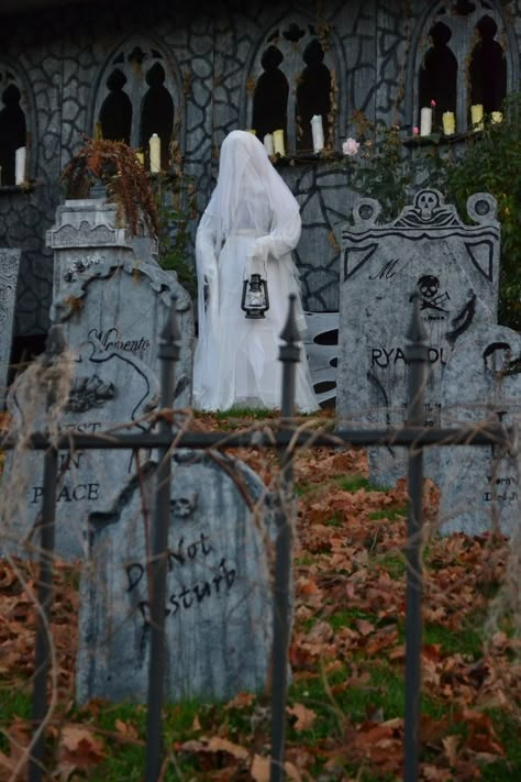 excellent Halloween ghost in the graveyard! Halloween Cemetery, Haunted Trail, Halloween Diy Outdoor, Haunted House Ideas, Halloween Outside, Yard Haunt, Casa Halloween, Halloween Graveyard, Halloween Tombstones