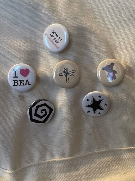 Pin Ideas Button Diy, Pin Design Ideas, Bag Pins Aesthetic, Pines Aesthetic, Pins Ideas, Pin Ideas, Backpack Pins, Bag Pins, Diy Pins